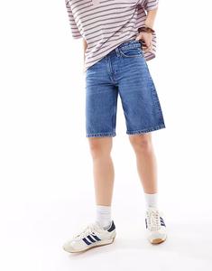 Джинсовые шорты Monki Imoo с заниженной талией, средне-синего цвета