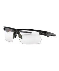 Стильные солнцезащитные очки Oakley, серый