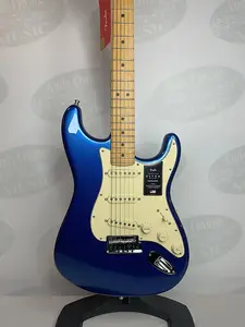 Fender American Ultra Stratocaster с грифом из клена - Кобальтово-синий