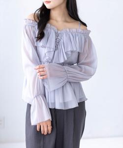 Блузка с длинными рукавами и оборками спереди, открывающими плечи.