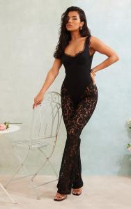 PrettyLittleThing Черный расклешенный комбинезон с кружевными косточками и бретелями