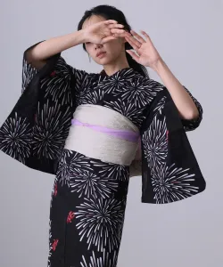 Удобный в ношении, двухкомпонентный комплект юката для взрослых, включающий пояс оби. Стильный, ретро, с возможностью выбора пояса оби. Подходит для женщин старше 40 лет.