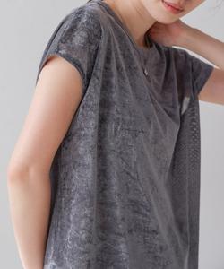 Прозрачный велюровый топ с французскими рукавами.