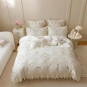 YUSIWOAL Комплект постельного белья в стиле принцессы с вышитыми розами и кружевными рюшами молочного цвета