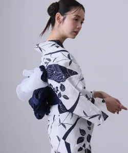 Удобный в ношении, двухкомпонентный комплект юката для взрослых, включающий пояс оби. Стильный, ретро, с возможностью выбора пояса оби. Подходит для женщин старше 40 лет.