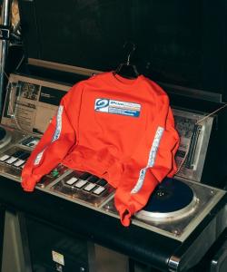 Свитшот с круглым вырезом и квадратным логотипом, изготовленный на заказ (номер товара: 25SS).