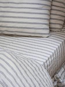 Натяжная простыня Kemptown из льна в полоску Piglet in Bed, Ivory/Atlantic