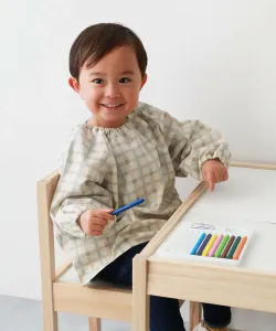 Обе стороны обращены вперед, ткань быстро сохнет, не мнется, это детский фартук для мальчиков и девочек, весна/лето 2016.