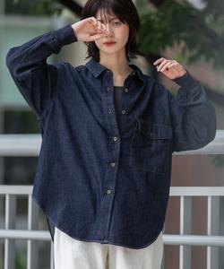 Рубашка из ребристого денима плотностью 6 унций с неоднородной текстурой.