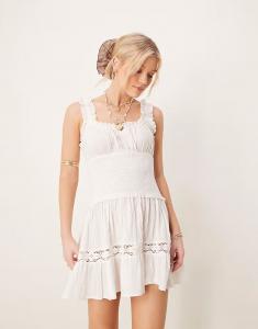 Пляжное мини-платье Iisla & Bird белого цвета со сборками