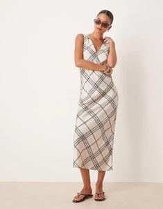 Платье-комбинация миди из атласа ASOS DESIGN с V-образным вырезом в белую и черную клетку
