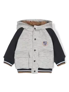 Бомбер с капюшоном и нашивкой-логотипом Patachou, серый