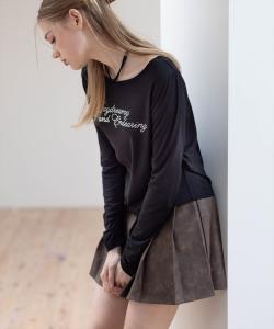 Топ с логотипом, украшенным стразами, и чокером.