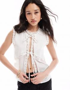 Белый топ с завязками спереди и кружевом ASOS DESIGN, отделанный вышивкой