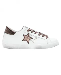Белые кожаные кроссовки с коричневой ламинированной отделкой и деталями, напоминающими леопардовый принт. 2Star, белый