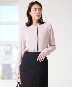 Блузка с воротником-стойкой из атласа и амунзена на спине