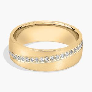 Обручальное кольцо с диагональной линией бриллиантов из 18-каратного желтого золота (7 мм, 3/8 карата) Blue Nile