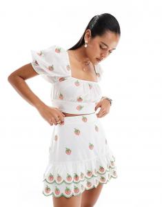 Мини-юбка с вышитым рисунком клубники от New Look белого цвета