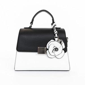 Сумка на верхней ручке с цветочным принтом и подвеской Bcbgeneration, цвет black white