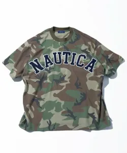 Футболка с круглым вырезом и крупным силуэтом арки, логотипом и камуфляжным принтом.