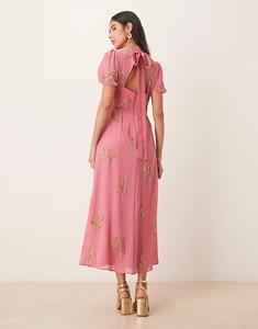 Платье Maya Floral с короткими рукавами и вырезом-замочной скважиной на спине в розовом цвете