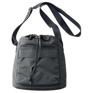 Полиэстеровая кроссбоди сумка через плечо унисекс серая UNIQLO, серый