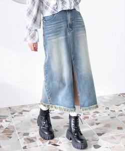 Джинсовая юбка с бахромой по низу и карманами, украшенными стразами.