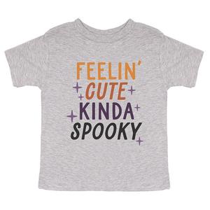 Футболка с короткими рукавами и рисунком Feelin' Cute Kinda Spooky для малышей The Juniper Shop, цвет Heather Grey