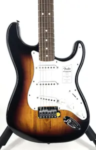 Fender Standard Stratocaster с грифом из лавра - белая накладка - распыление 3-цветного солнечного оттенка