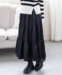 Длинная многоярусная юбка, обработанная методом усадки