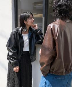 Блузон из искусственной кожи с воротником-стойкой, изготовленный на заказ, модель 2025AW.