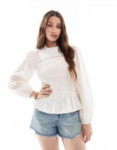 Лонгслив с длинными рукавами, сборками и кружевными вставками от ASOS DESIGN, кремового цвета