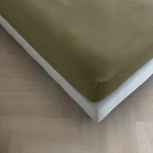 Простыня на резинке Kayori Tara для наматрасника, оливково-зеленая, 140-160x200-220 см, хлопок, для матрасов высотой до 12 см, не требует глажки, легкий уход Three Lilies B.V.
