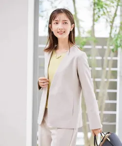 Можно стирать/Эластичная ткань/Подходит для сочетания с другой одеждой: Куртка без воротника с V-образным вырезом и двойным перекрестным кроем Avv, цвет Greige