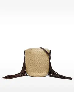 Женская кожаная сумка-бандольера в стиле бомбоньерки с декоративной бахромой и сборкой на застёжке Parfois, коричневый