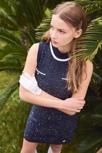 Блестящий твидовый трикотаж с высоким воротником.