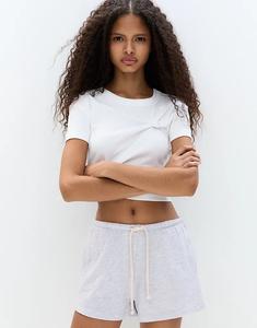 Спортивные шорты-бермуды Pull&Bear с контрастной завязкой в бледно-мелованном цвете