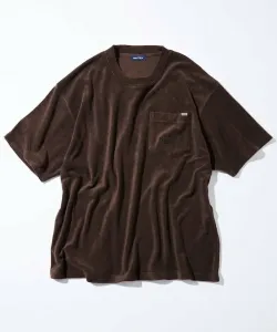 Футболка с крупным силуэтом, ворсистым карманом и полосатым узором.