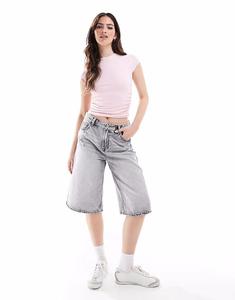 Джинсовые шорты Stradivarius серого цвета с эффектом потертости