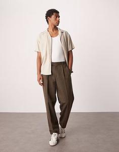 Элегантные свободные зауженные брюки со складками коричневого цвета с шерстяным твилом Asos Design