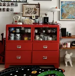Yu Senyi Комод для гостиной из металла в стиле ретро, 4 ящика и 2 дверцы, красный, с разделительной полкой, полностью собран