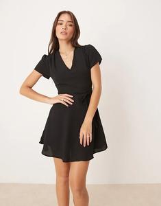 Гламурное мини-платье с V-образным вырезом и короткими рукавами черного цвета
