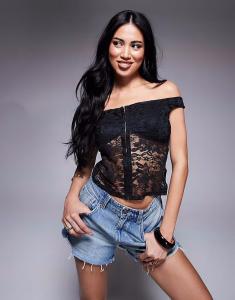 Кружевной топ с открытыми плечами и отделкой крючками и петлями ASOS DESIGN черного цвета