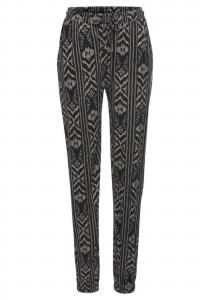 LASCANA Брюки с зауженным низом в черном цвете