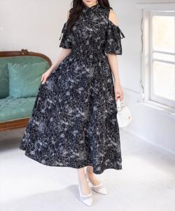 Платье с цветочным принтом, открытыми плечами и расклешенной юбкой, с возможностью ношения в двух направлениях.