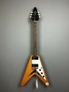 Epiphone Korina Flying V 2023 - состаренный натуральный (белый звукосниматель)