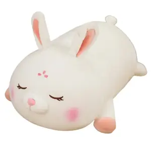 Милый плюшевый мультяшный зверек лежащий на боку со скрещенными лапками CHUNTUSHU