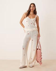 Трикотажные брюки с вышитыми фруктами в цвете кремовый Asos Design