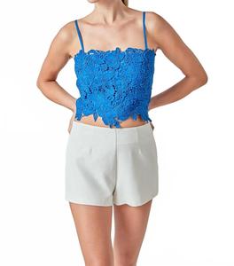 Приталенный укороченный топ с кружевом в синих оттенках 2.7 AUGUST APPAREL