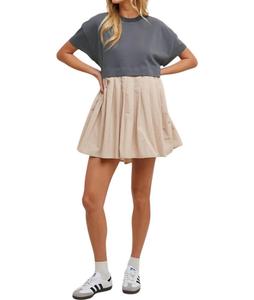 Контрастное мини-платье из французского трикотажа в цвете уголь/серо-коричневый WISHLIST